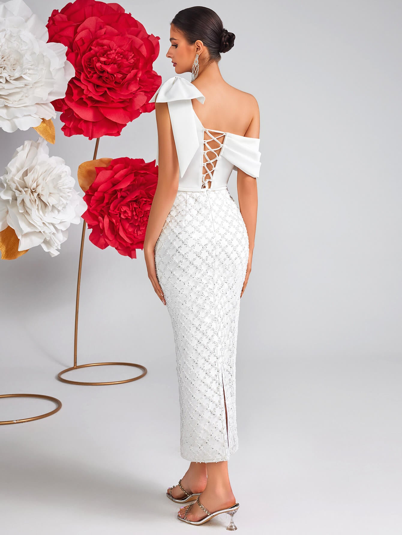 Vestido de malla con lentejuelas y lazo