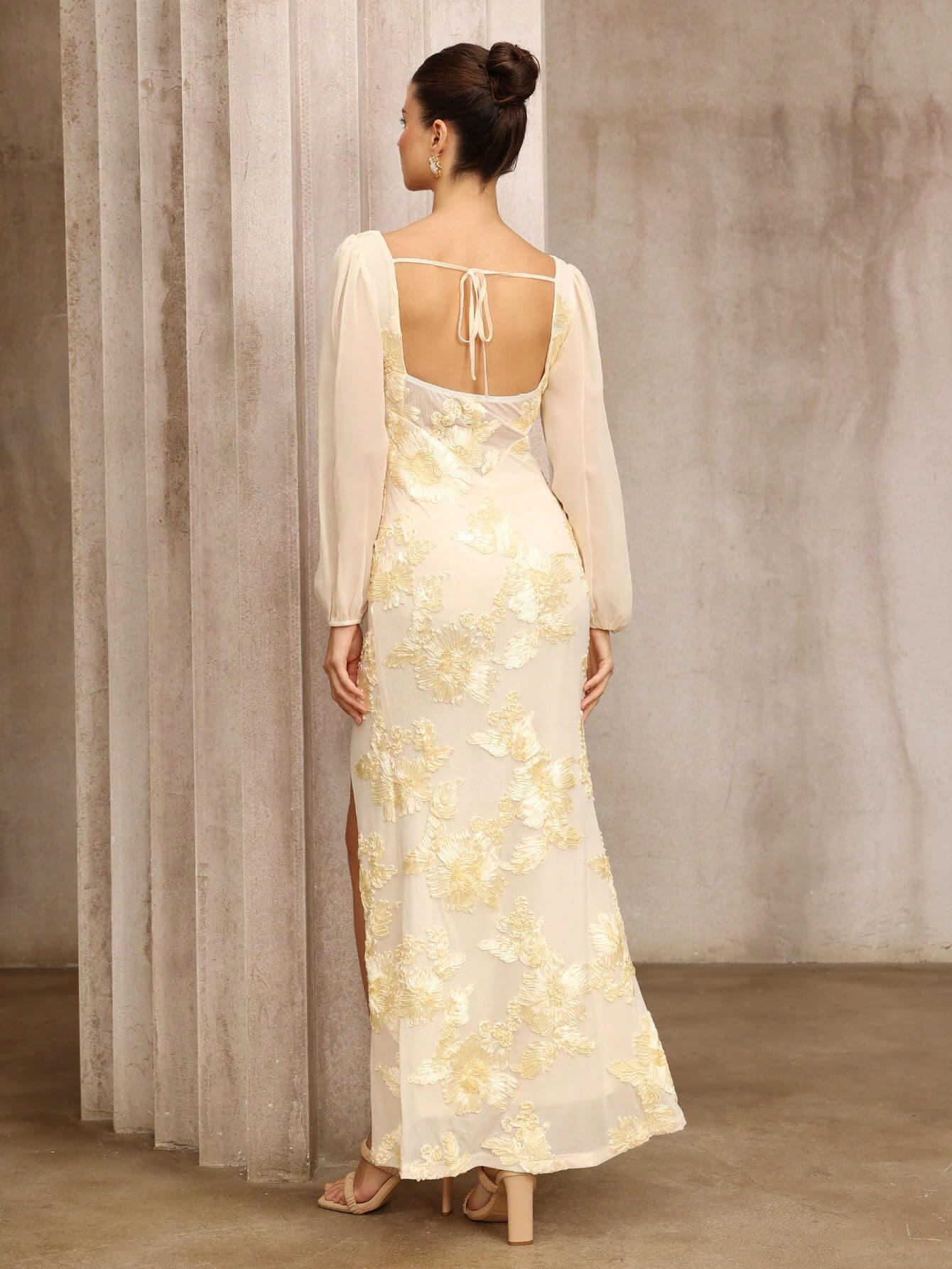 Robe de bal fendue brodée