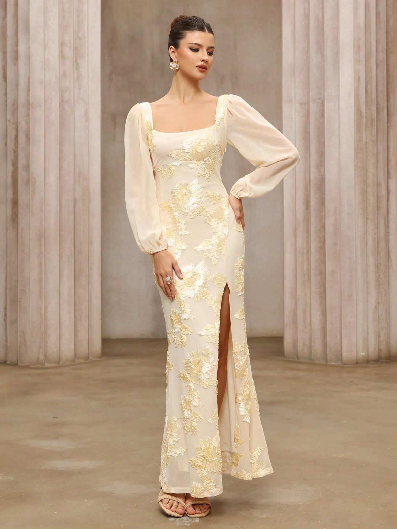 Robe de bal fendue brodée