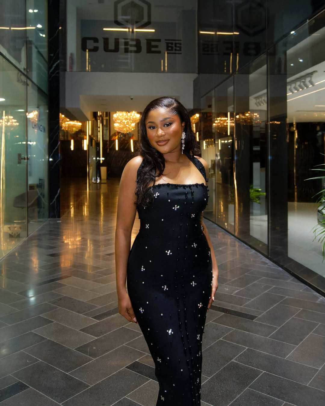 Vestido largo con espalda descubierta y cuello halter