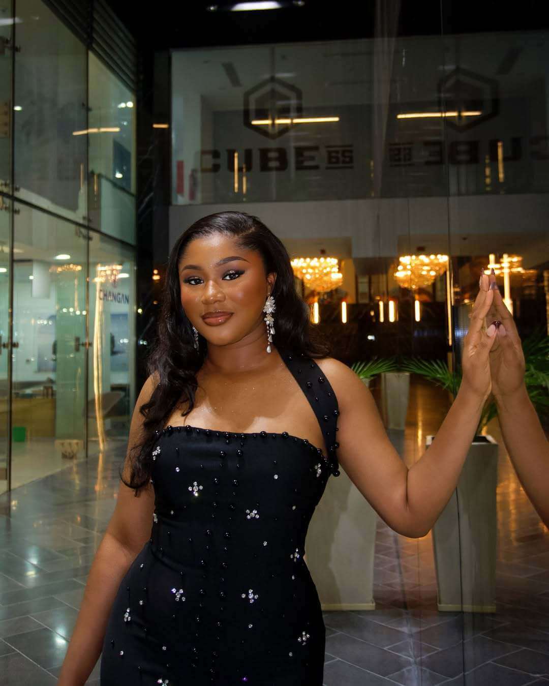 Vestido largo con espalda descubierta y cuello halter