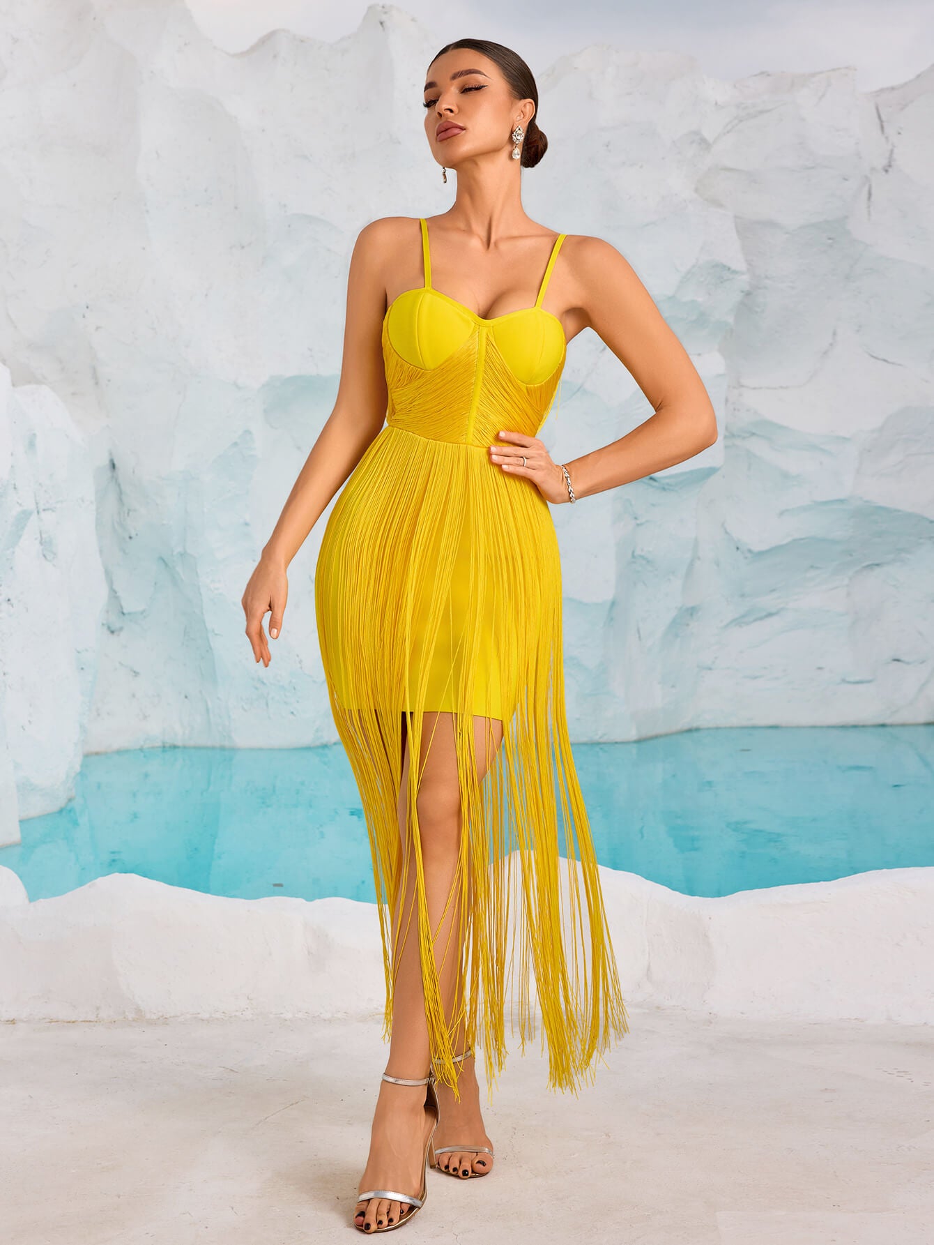 Robe bandage dos nu à franges