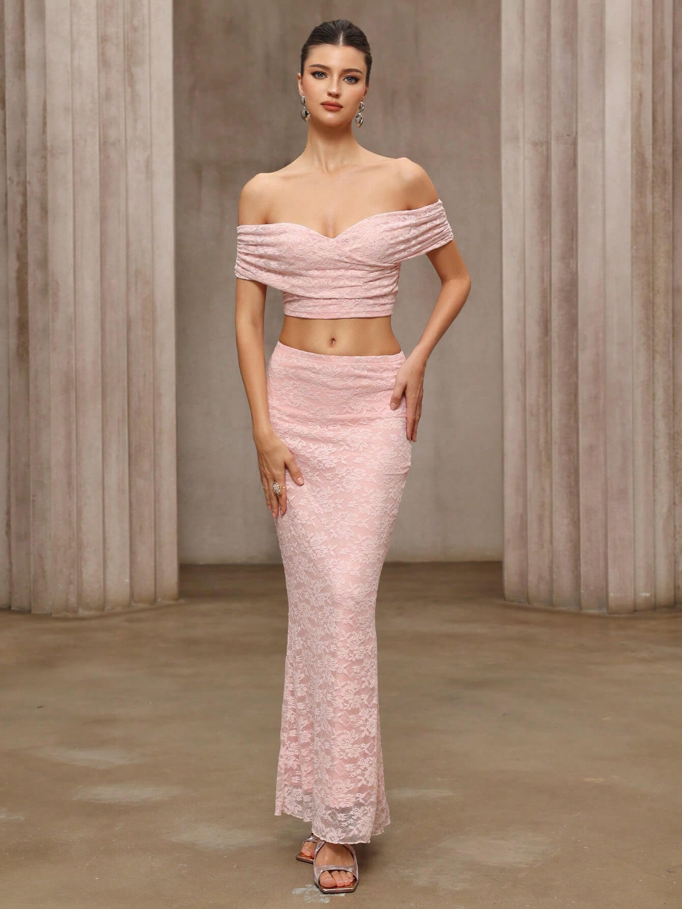 Tops y faldas de encaje con hombros descubiertos