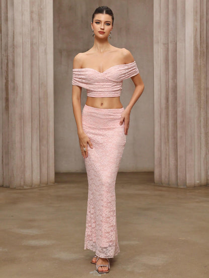 Tops y faldas de encaje con hombros descubiertos