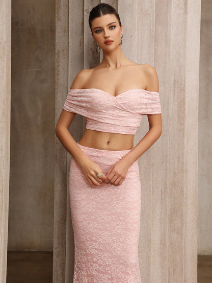 Tops y faldas de encaje con hombros descubiertos