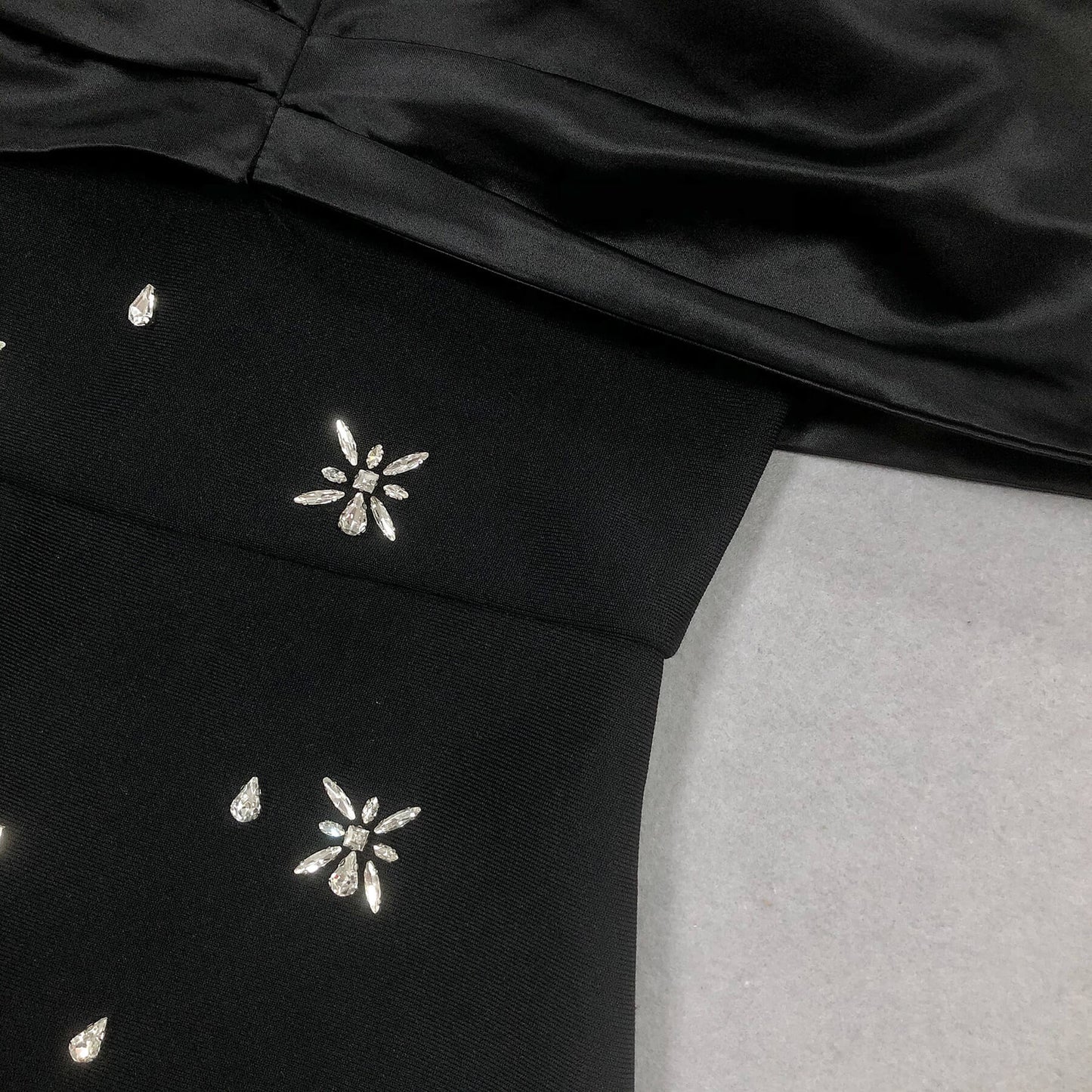 Robe bandage asymétrique à diamants