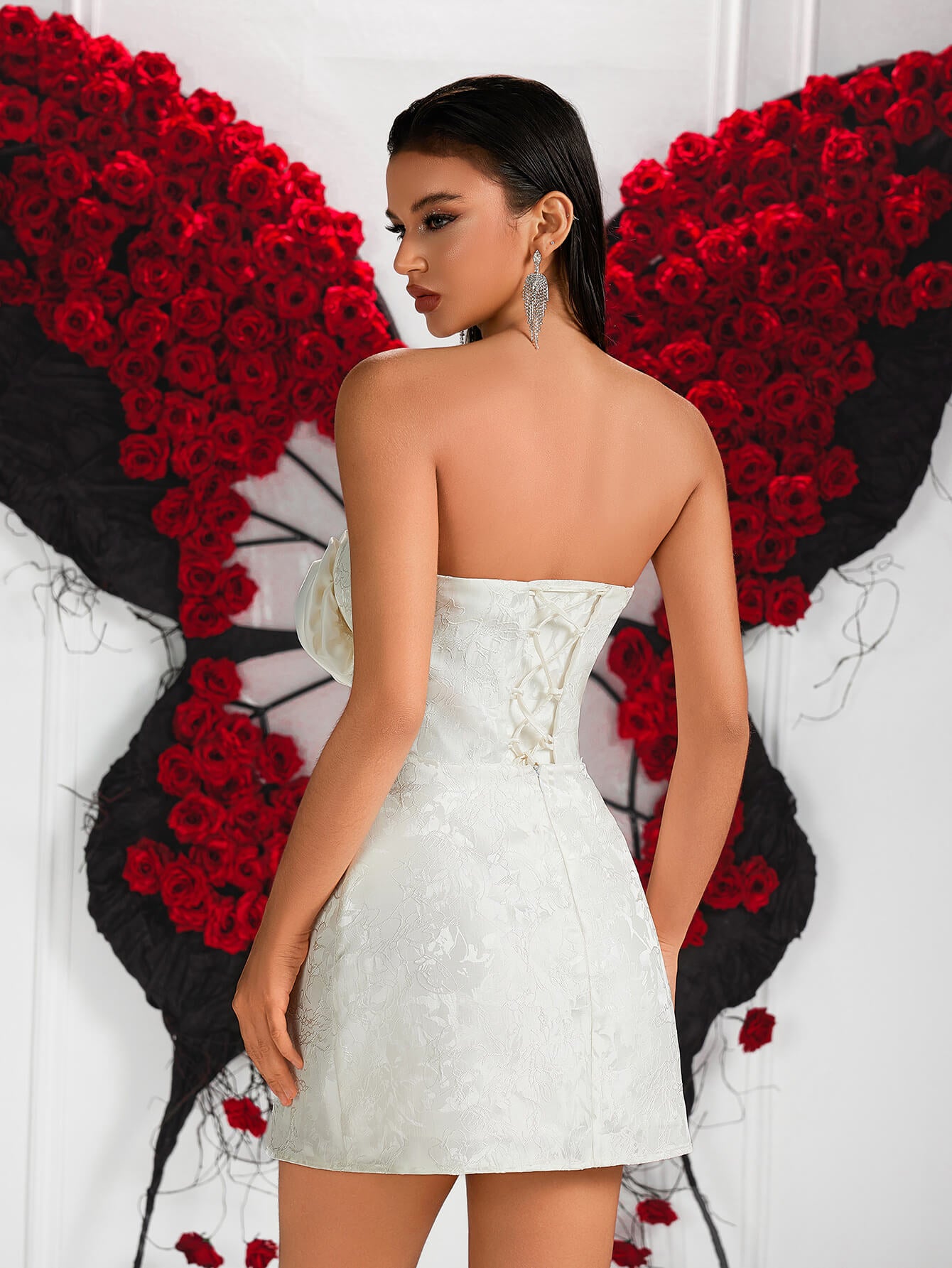 Mini-robe fleurie sans bretelles